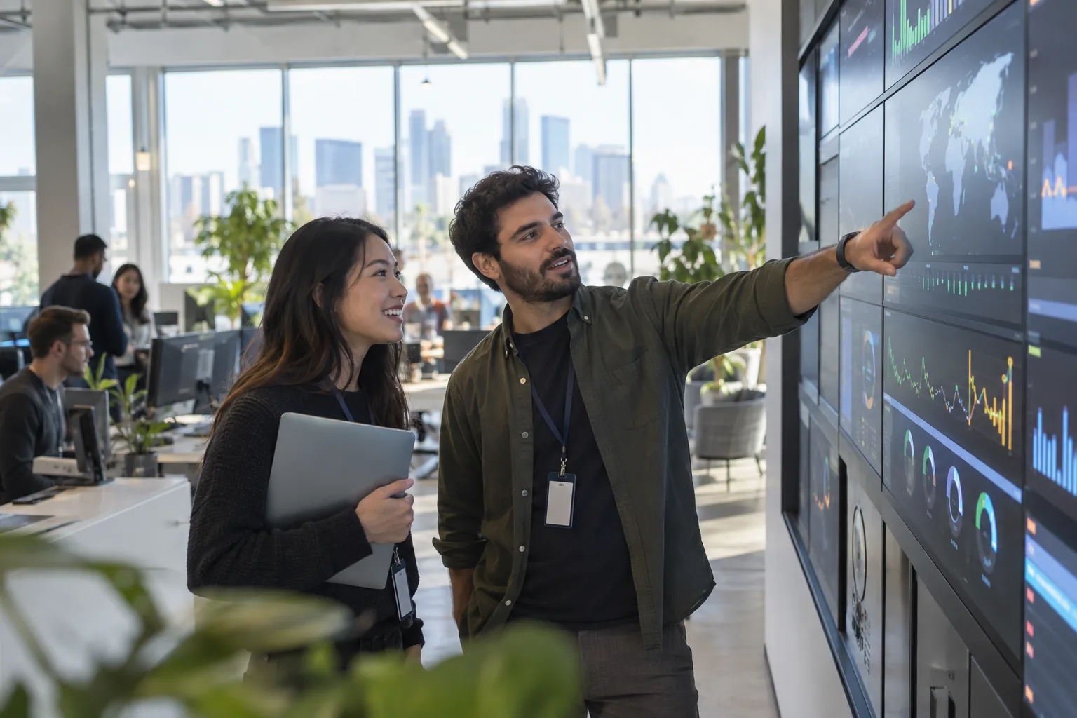 בוגר קורס DevOps ביום הראשון בעבודה מול קיר ניטור